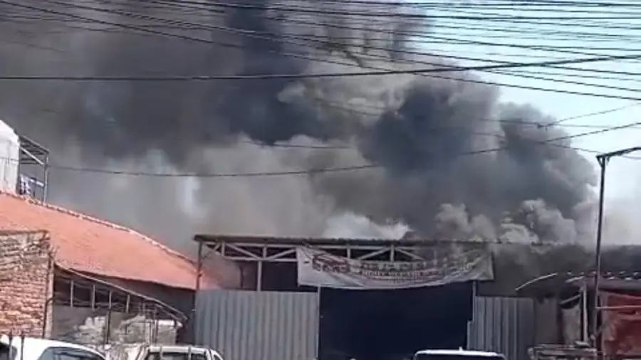 Bengkel Mobil di Surabaya Terbakar, Satu Karyawan Terluka 1600180