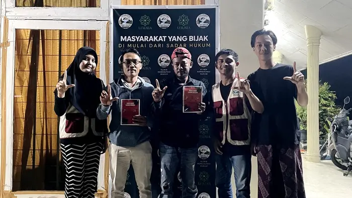 Dua warga Desa Cibeureum yang bekerja di bidang perawatan taman berkonsultasi dengan Tim Klinik Konsultasi Hukum KKN Universitas Nahdlatul Ulama Indonesia terkait perbedaan upah antar pekerja dan iuran BPJS Kesehatan yang selama ini ditanggung sendiri