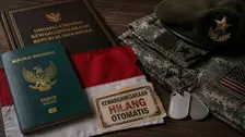 Ilustrasi menampilkan paspor Indonesia, bendera Merah Putih, dan atribut militer asing di atas meja tanpa menampilkan orang. Visual menggambarkan isu status kewarganegaraan Indonesia bagi WNI yang bergabung dengan militer negara asing.