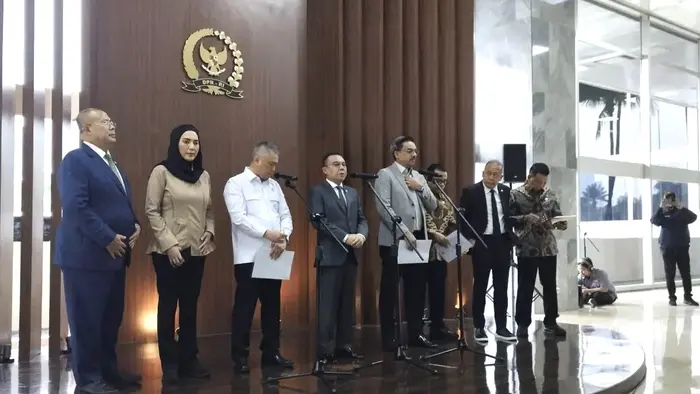 Wakil Ketua DPR RI Sufmi Dasco Ahmad bersama pimpinan DPR dan pemerintah