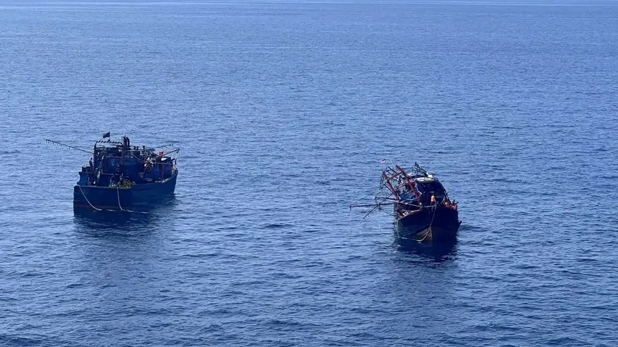 Tabrakan dengan Kapal Kargo Singapura di Perairan Bintan, Satu Nelayan Masih Hilang Tim SAR evakuasi kapal nelayan