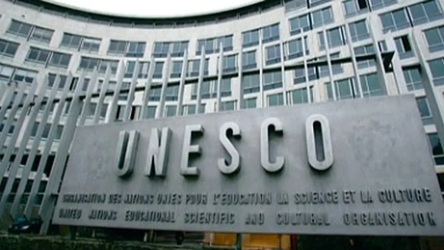 Indonesia Minta UNESCO Tidak Pangkas Kantor Regional Foto memperlihatkan papan nama besar bertuliskan "UNESCO" berwarna abu-abu di dinding gedung markas besar organisasi tersebut di Paris