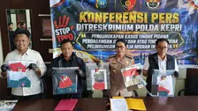 Polisi menunjukan sejumlah barang bukti TPPO.