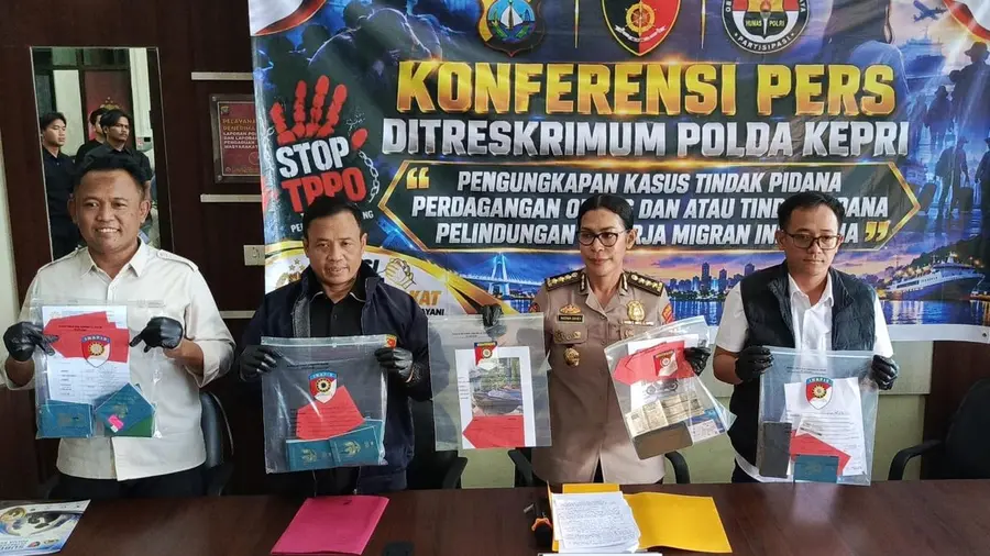 Tiga Kasus TPPO Polda Kepri: 30 Orang Jadi Korban, Enam Tersangka Polisi menunjukan sejumlah barang bukti TPPO.