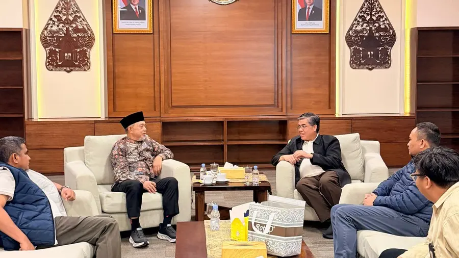 Menaker Gandeng DPD RI Kembangkan Pelatihan Vokasi dan Pemberdayaan Daerah Menaker Yassierli (kanan) bersama Wakil Ketua DPD RI, Tamsil Linrung