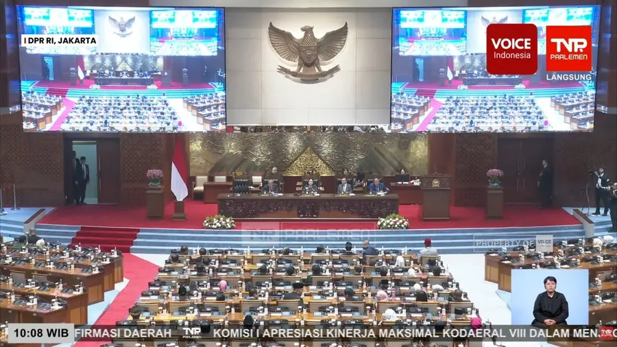 Paripurna DPR Setujui Komjen Suyudi Ario Seto sebagai Kapolri Ruang sidang paripurna DPR dengan pimpinan sidang duduk di meja podium depan, berlatar lambang Garuda dan bendera Merah Putih. Para anggota dewan duduk di deretan kursi di bawah, dan seorang juru bahasa isyarat tampak di pojok kanan bawah.