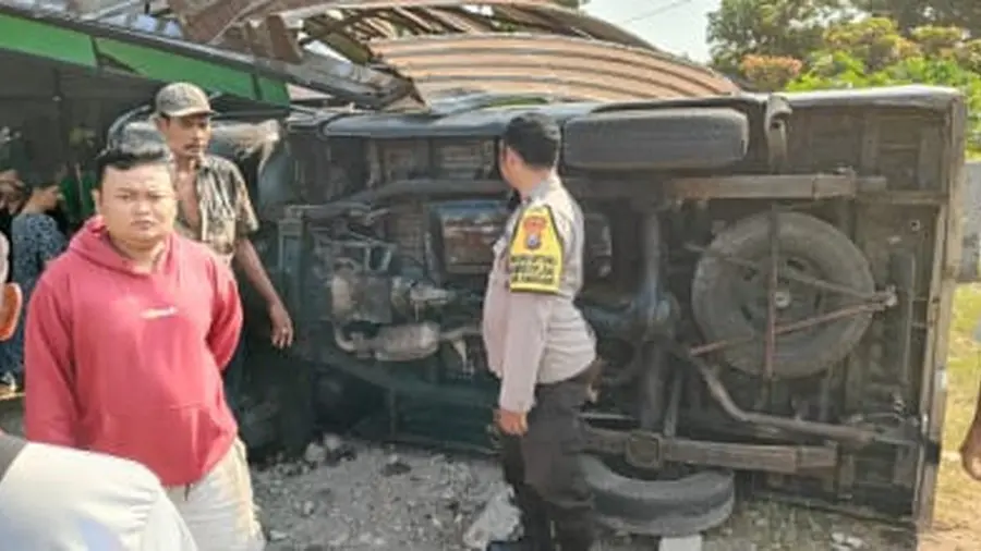 Tabrak Pengendara Motor, Mobil Pikap di Tulungagung Terguling 1685344