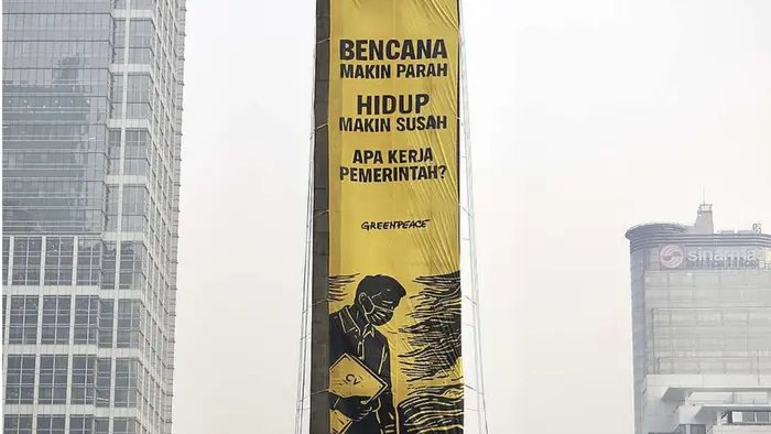 Greenpeace bentangkan spanduk di Bundaran HI