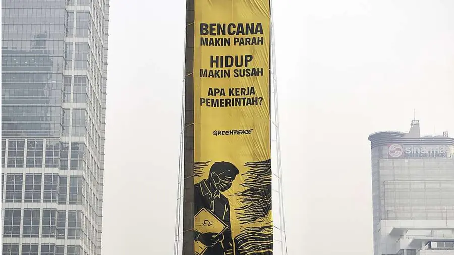 Greenpeace Bentangkan Spanduk Kritik 2 Tahun Pemerintahan Prabowo di HI Greenpeace bentangkan spanduk di Bundaran HI