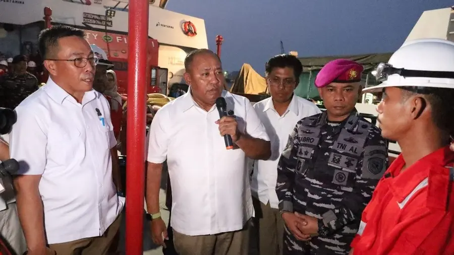 Kementerian ESDM dan TNI AL Tangani Dugaan Pelanggaran BBM Subsidi Ilegal di Perairan Semarang Sejumlah kendaraan mengisi bahan bakar di SPBU, mencerminkan aktivitas distribusi BBM di tengah upaya pemerintah menjaga ketersediaan energi dan stabilitas harga di tengah fluktuasi harga minyak dunia