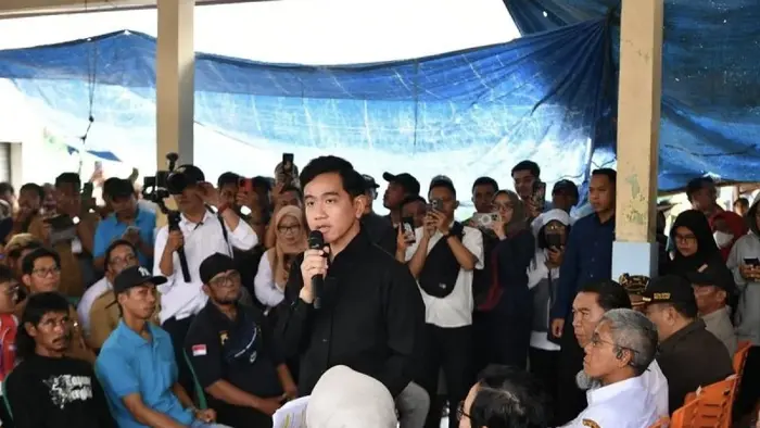 Wakil Presiden (Wapres) Gibran Rakabuming bertemu dengan para nelayan di Tempat Pelelangan Ikan (TPI) Tegalkatilayu