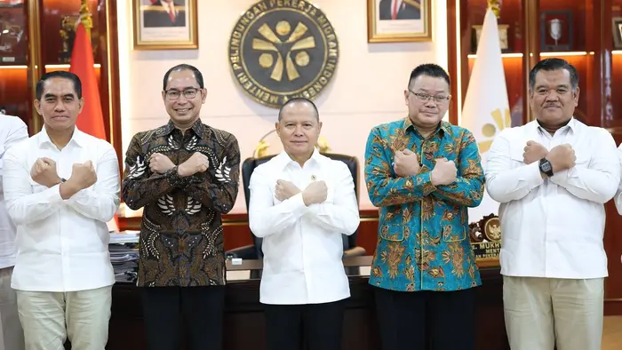 Kementerian P2MI mendorong perluasan penempatan pekerja migran Indonesia di Uni Emirat Arab, khususnya pada sektor hospitality dan pekerjaan terampil. Sepanjang Januari 2025 hingga 13 Oktober 2026, pemerintah memfasilitasi 2.074 layanan penempatan PMI ke UEA. Penempatan harus melalui mekanisme resmi agar kepastian kerja dan pelindungan pekerja terjamin.