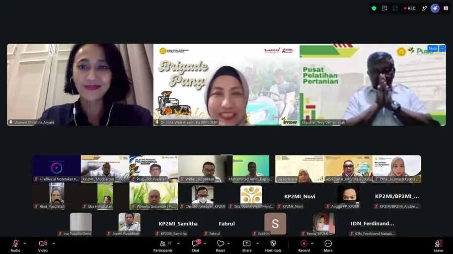KP2MI dan Kementan Siapkan Pekerja Pertanian untuk Pasar Kerja Jepang Tangkapan layar rapat Zoom menampilkan tiga pembicara di baris atas: seorang perempuan berambut pendek, seorang perempuan berhijab dengan latar "Brigade Pangan", dan seorang laki-laki berkacamata yang merapatkan kedua tangan. Di bawahnya tampak puluhan peserta lain dalam kotak-kotak kecil.