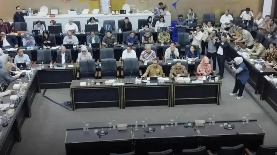 Mengenal BRAN, Badan Baru di Bawah Presiden: Ini Tugas dan Wewenangnya Suasana ruang rapat dengan meja-meja berbentuk huruf U yang dipenuhi peserta rapat. Beberapa juru foto tampak mengambil gambar, dengan ornamen emas berlatar biru dan kuning di dinding belakang.