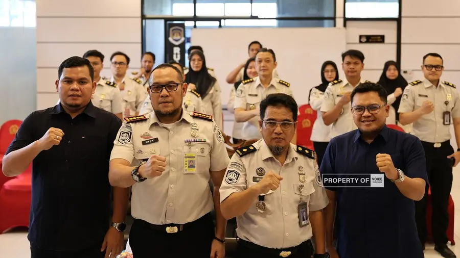Gandeng Praktisi Media, Imigrasi Sukabumi Benahi Komunikasi Publik Kepala Kantor Imigrasi Kelas I Non TPI Sukabumi, Henki Irawan (kedua dari kiri) bersama Pemimpin Redaksi Voiceindonesia.co, Anton Sahadi (pertama dari kiri)