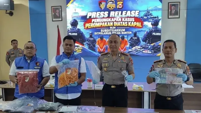Barang bukti perompakan suku cadang kapal
