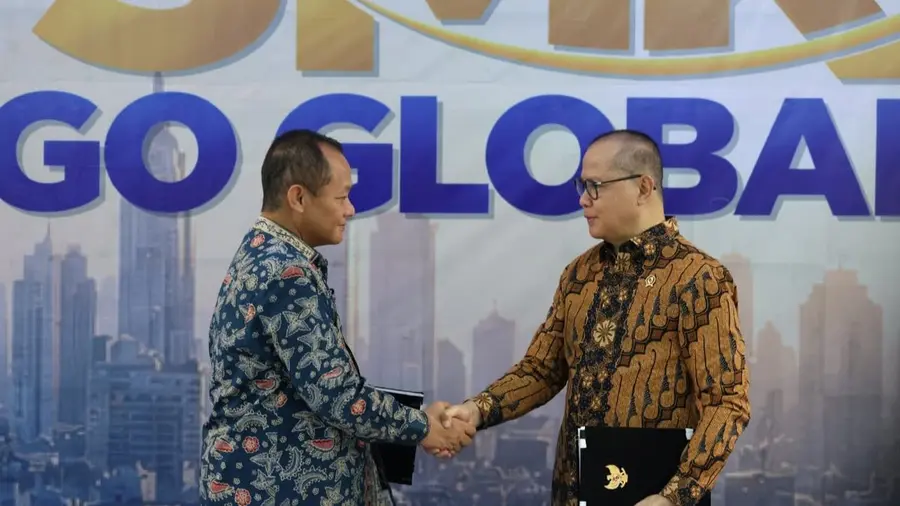 Kini Pelatihan Calon Pekerja Migran di Balai Diklat Industri Diperluas ke Semua Sektor Dua pria berbatik berdiri berhadapan dan berjabat tangan sambil saling menatap. Masing-masing memegang map hitam berlambang Garuda. Di belakang mereka terbentang spanduk bertuliskan "Go Global" dengan latar siluet gedung-gedung kota.